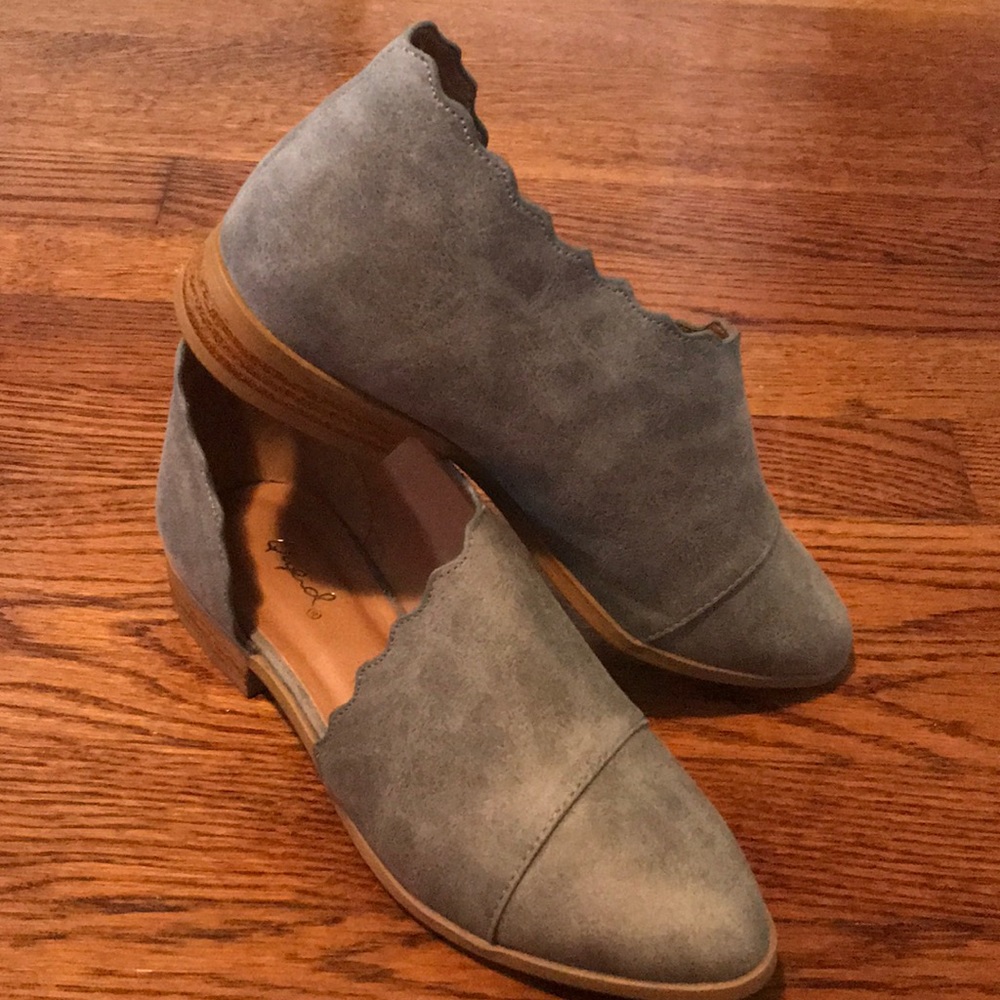 Qupid Scalloped Grey Booties Like New